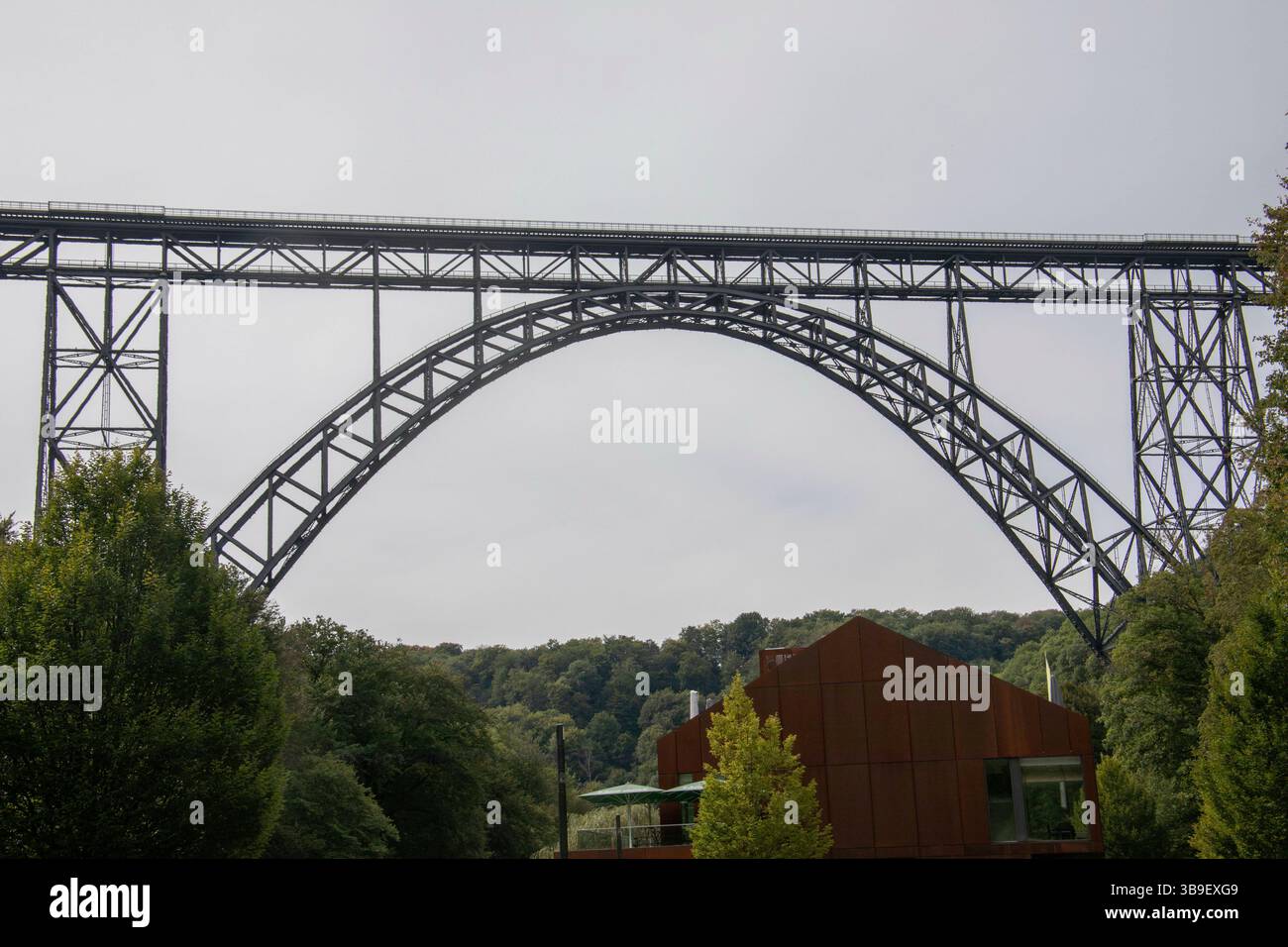 Il ponte ferroviario in acciaio di Müngsten a Solingen, patrimonio dell'umanità Foto Stock