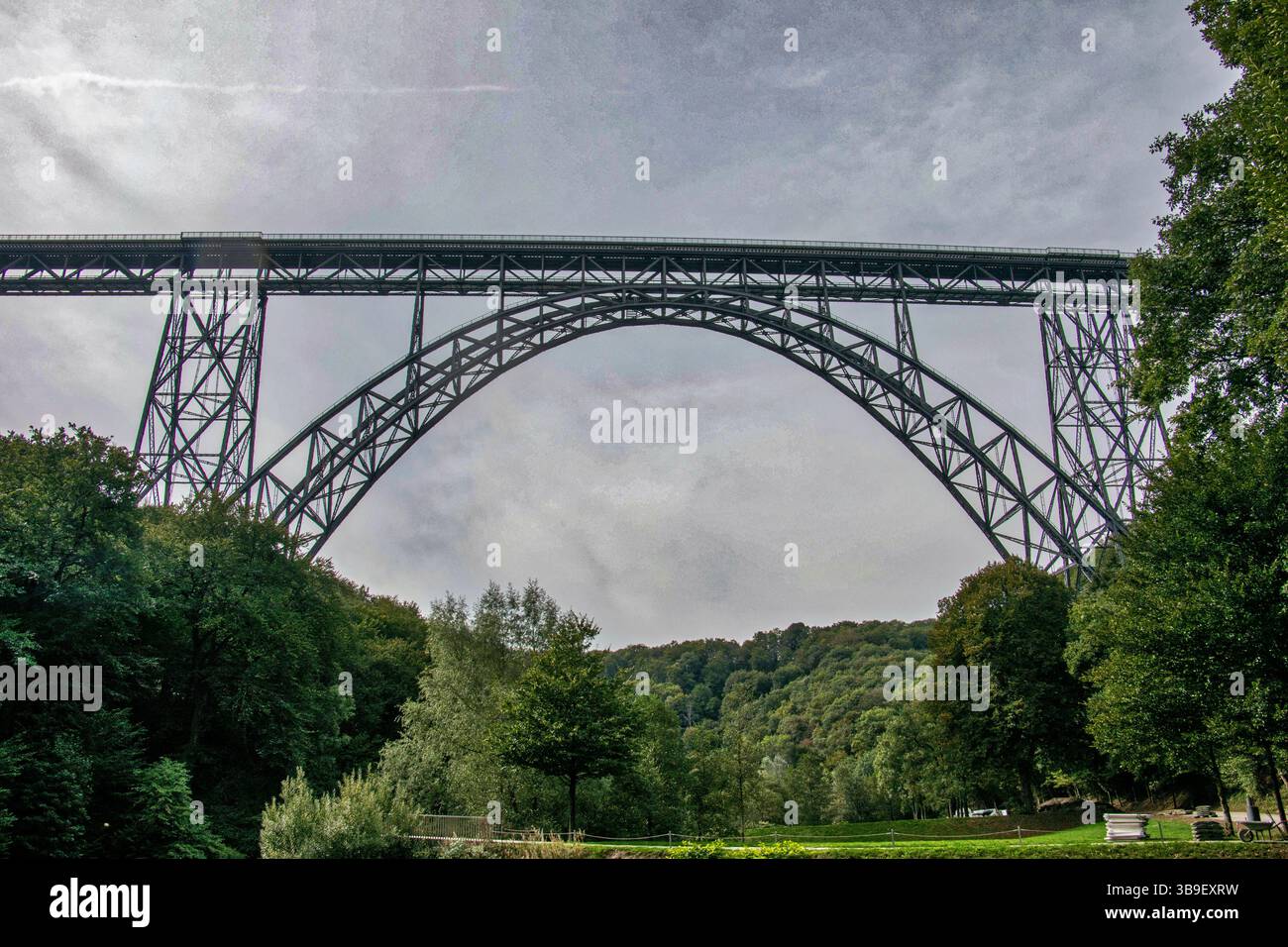 Il ponte ferroviario in acciaio di Müngsten a Solingen, patrimonio dell'umanità Foto Stock