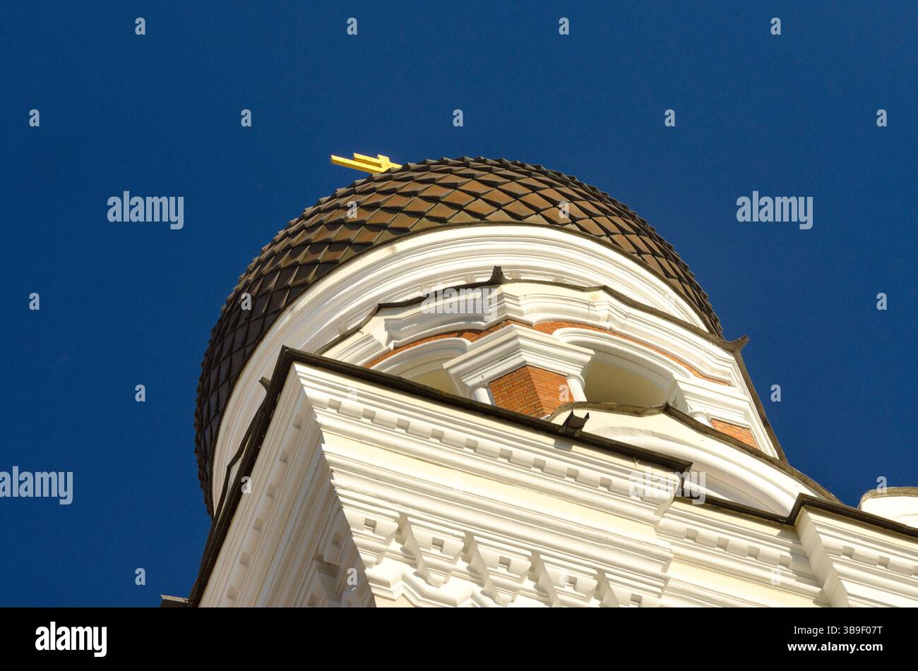 Cupola a cipolla con croce dorata della cattedrale di Alexander Nevsky Foto Stock
