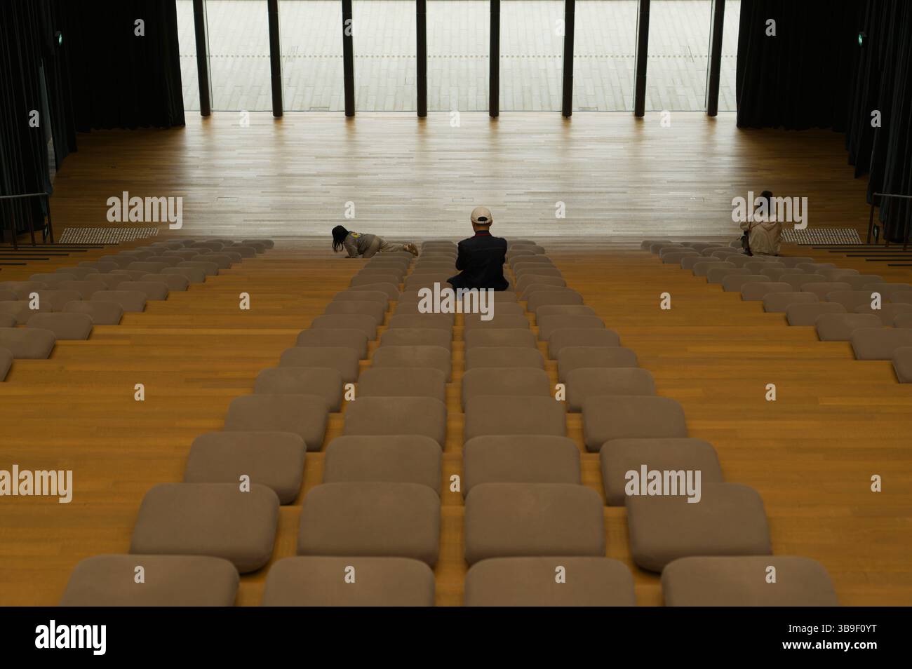 I visitatori si soffermano nell'ampio auditorium del M+ Museum Foto Stock