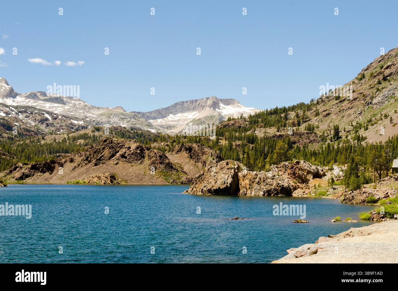 Ellery Lake e neve sulle cime delle montagne Foto Stock