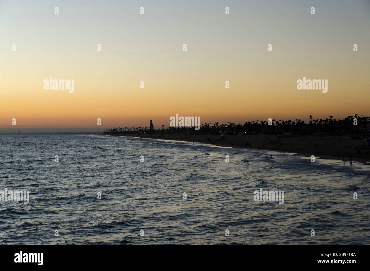 Spiaggia illuminata in estate Foto Stock