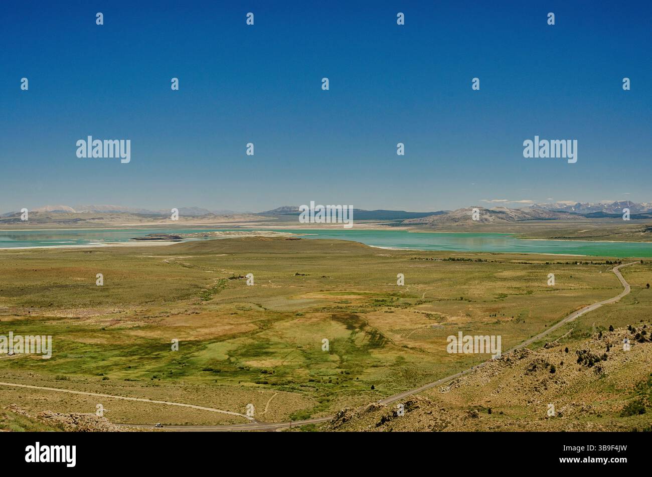 Lago mono di fronte alla catena montuosa della Sierra Nevada Foto Stock
