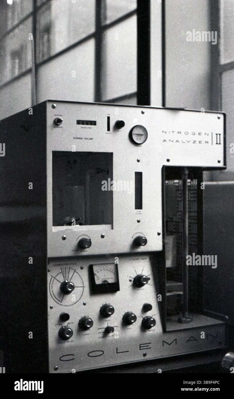 Anni '1950, storico, macchina da laboratorio, un analizzatore di azoto Coleman. Foto Stock