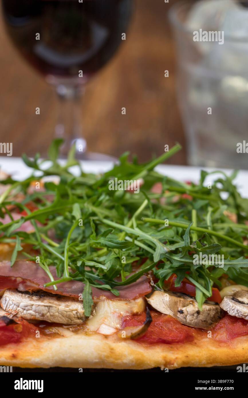 Pizza italiana con razzo fresco Foto Stock