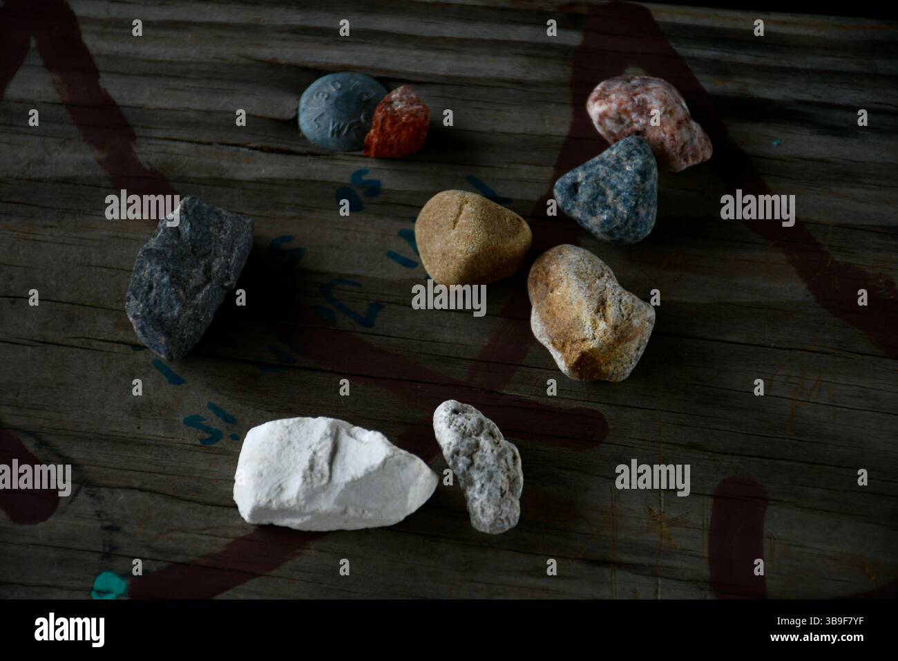 bellissime pietre sul tavolo e molti colori che descrivono la vita colorata Foto Stock
