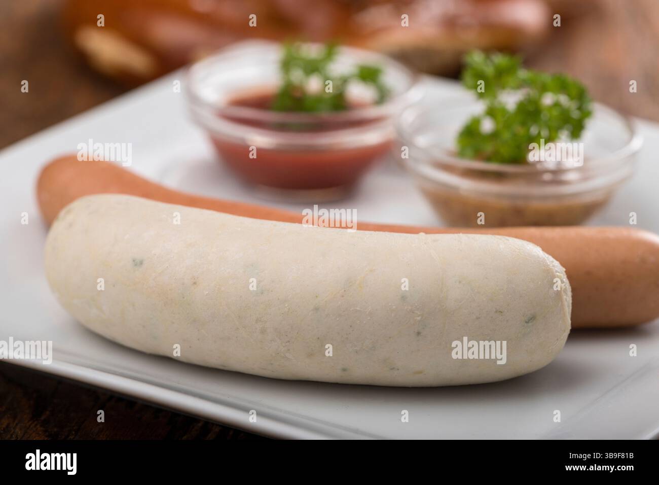 Salsiccia bianca bavarese su legno Foto Stock