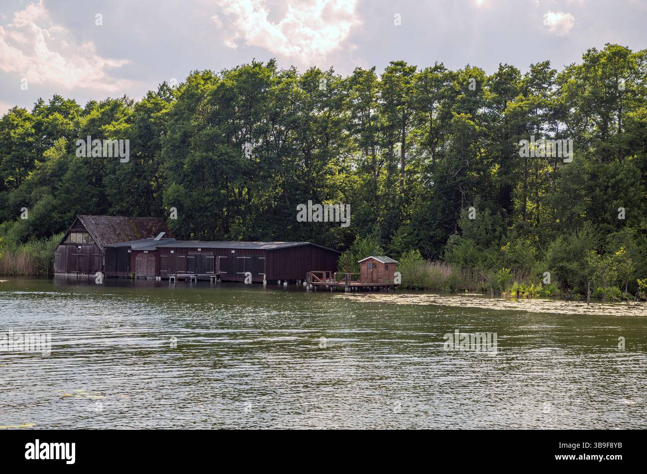 Vecchie boatouses sulla riva del lago Foto Stock