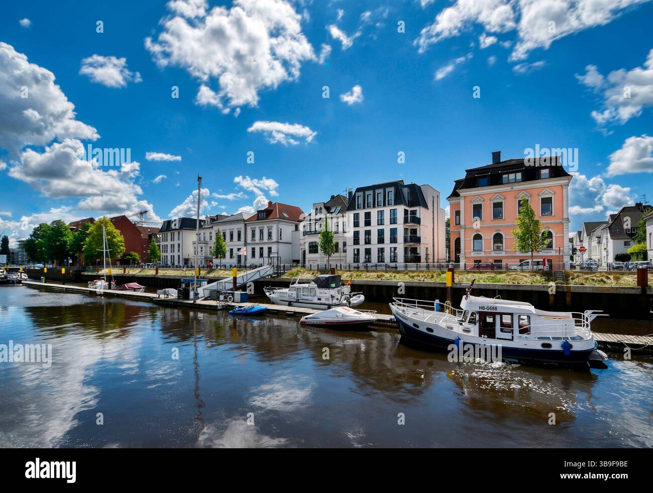 Barche sportive, case cittadine nel porto cittadino di Oldenburg Foto Stock