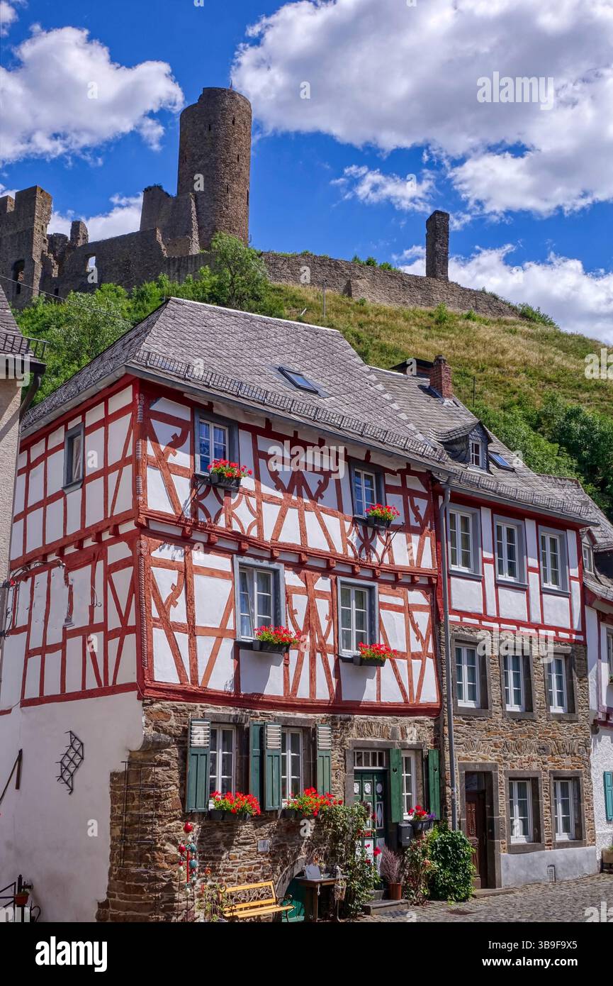 Storica casa e castello in legno nella città vecchia di Monreal Foto Stock