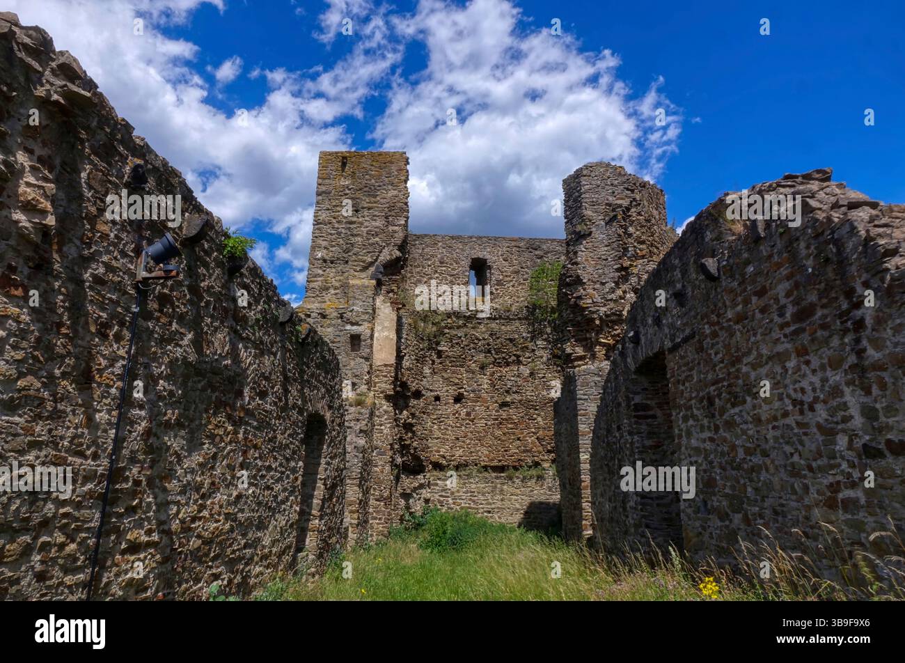 Vista delle rovine di un castello medievale a Monreal Foto Stock