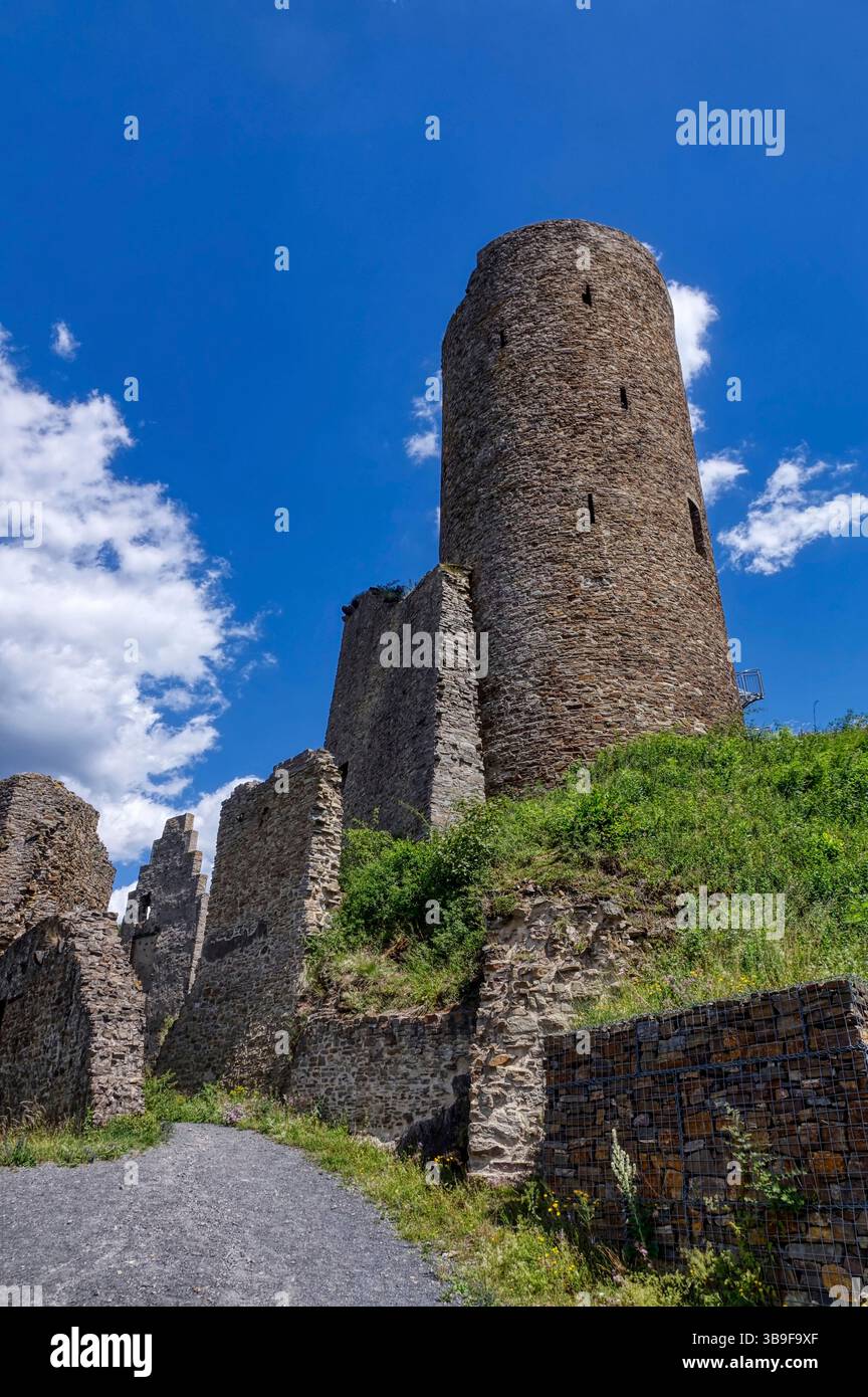 Torre di un castello medievale in rovina a Monreal Foto Stock