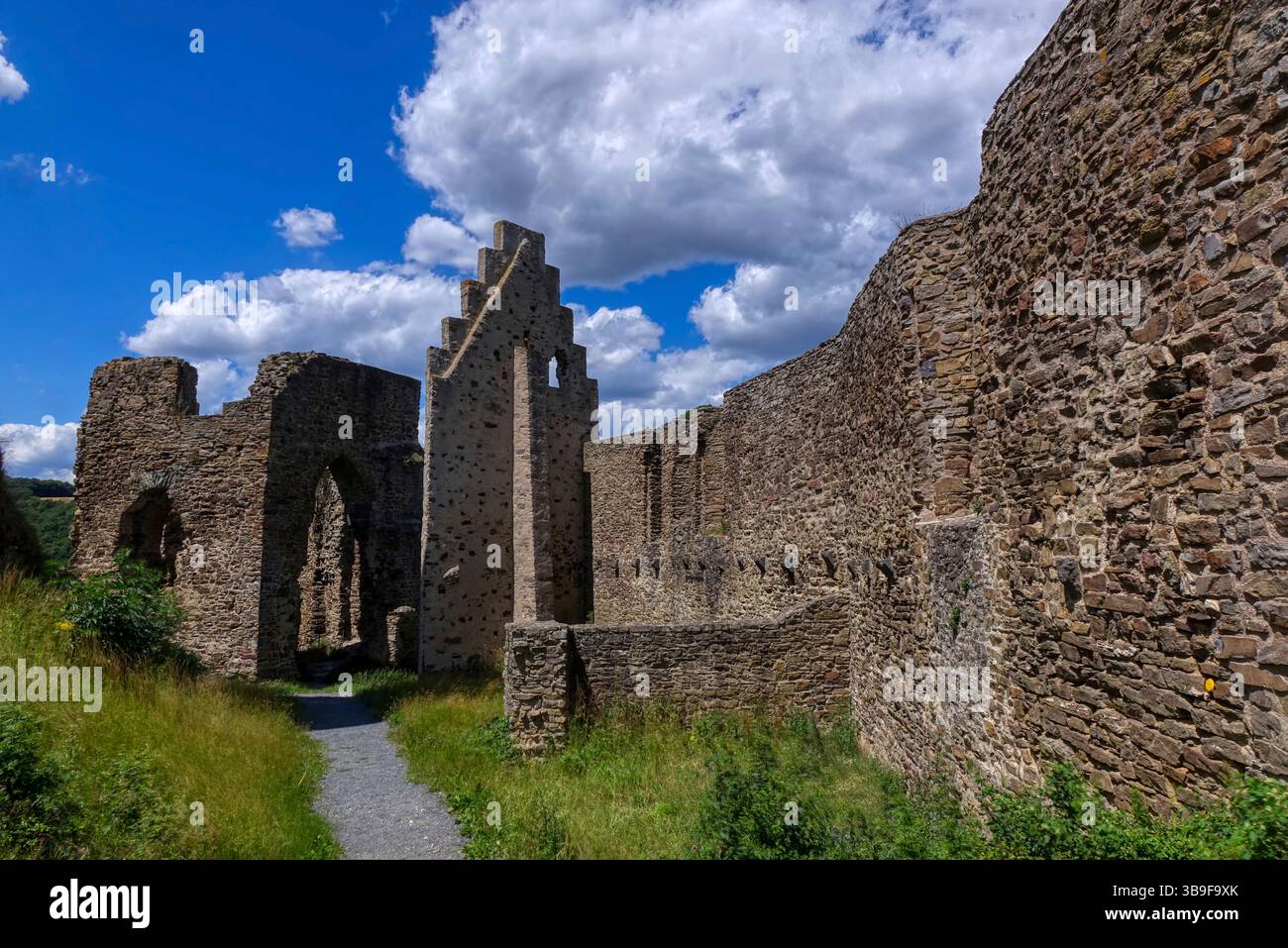 Edifici di un castello storico in rovina a Monreal Foto Stock