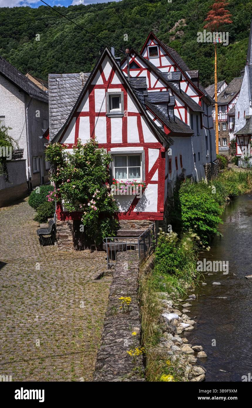 Vecchi edifici in legno lungo il fiume nella città vecchia di Monreal Foto Stock