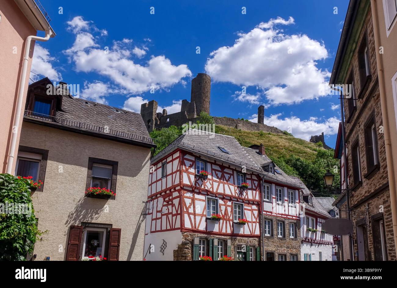 Storica casa e castello in legno nella città vecchia di Monreal Foto Stock