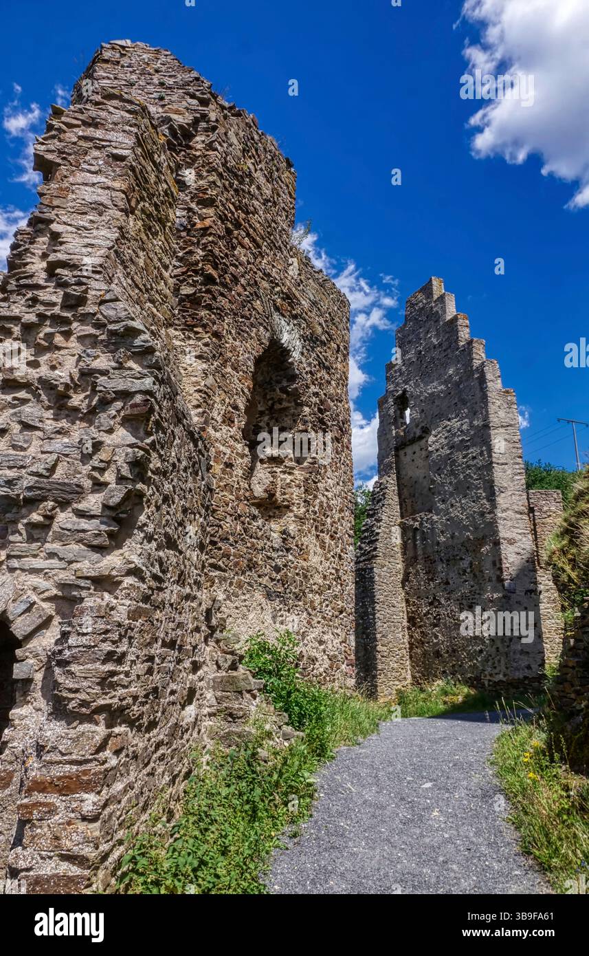 Edifici di un castello medievale in rovina a Monreal Foto Stock