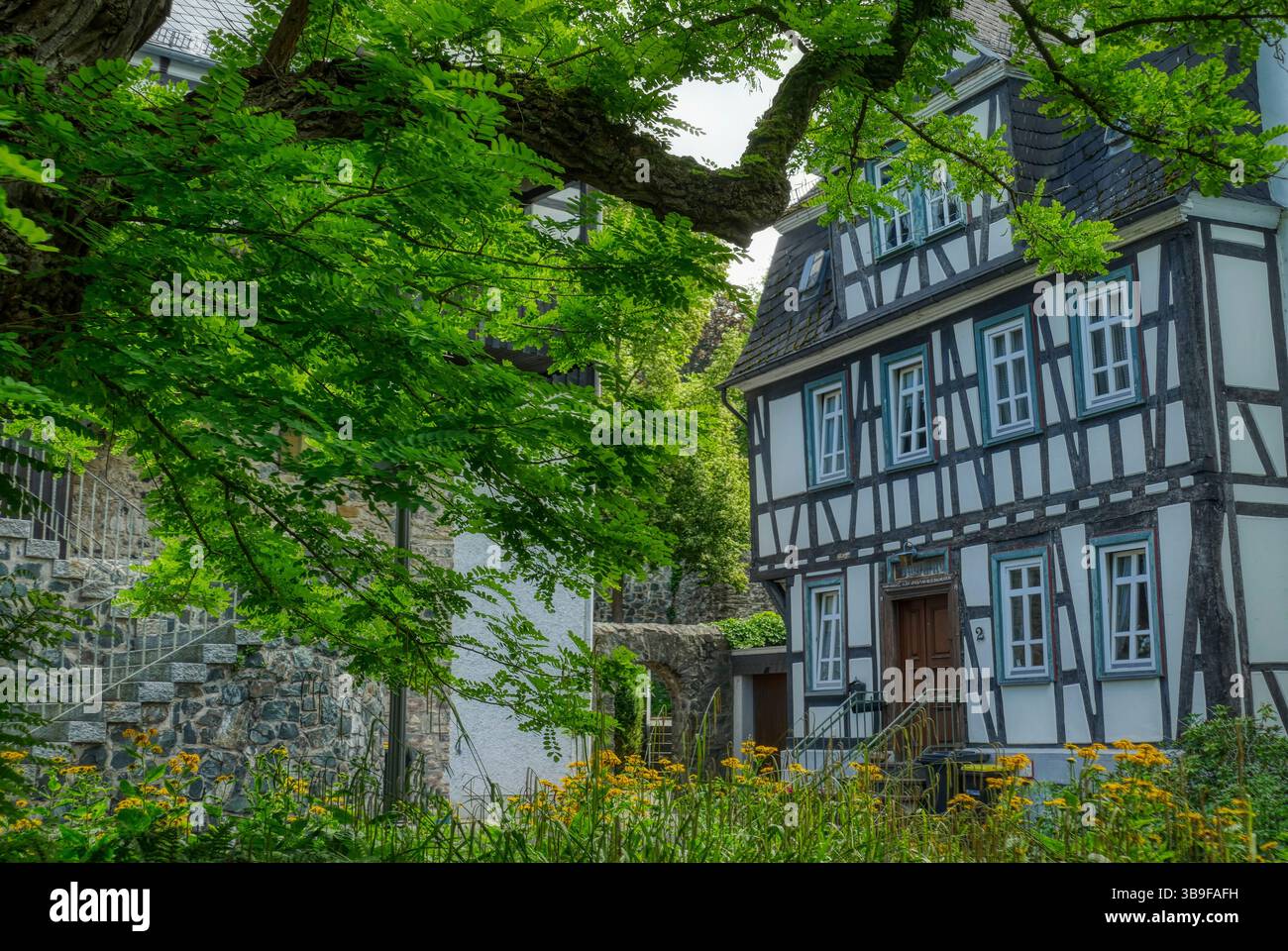 Bella piazza con casa in legno nella città vecchia di Wetzlar Foto Stock