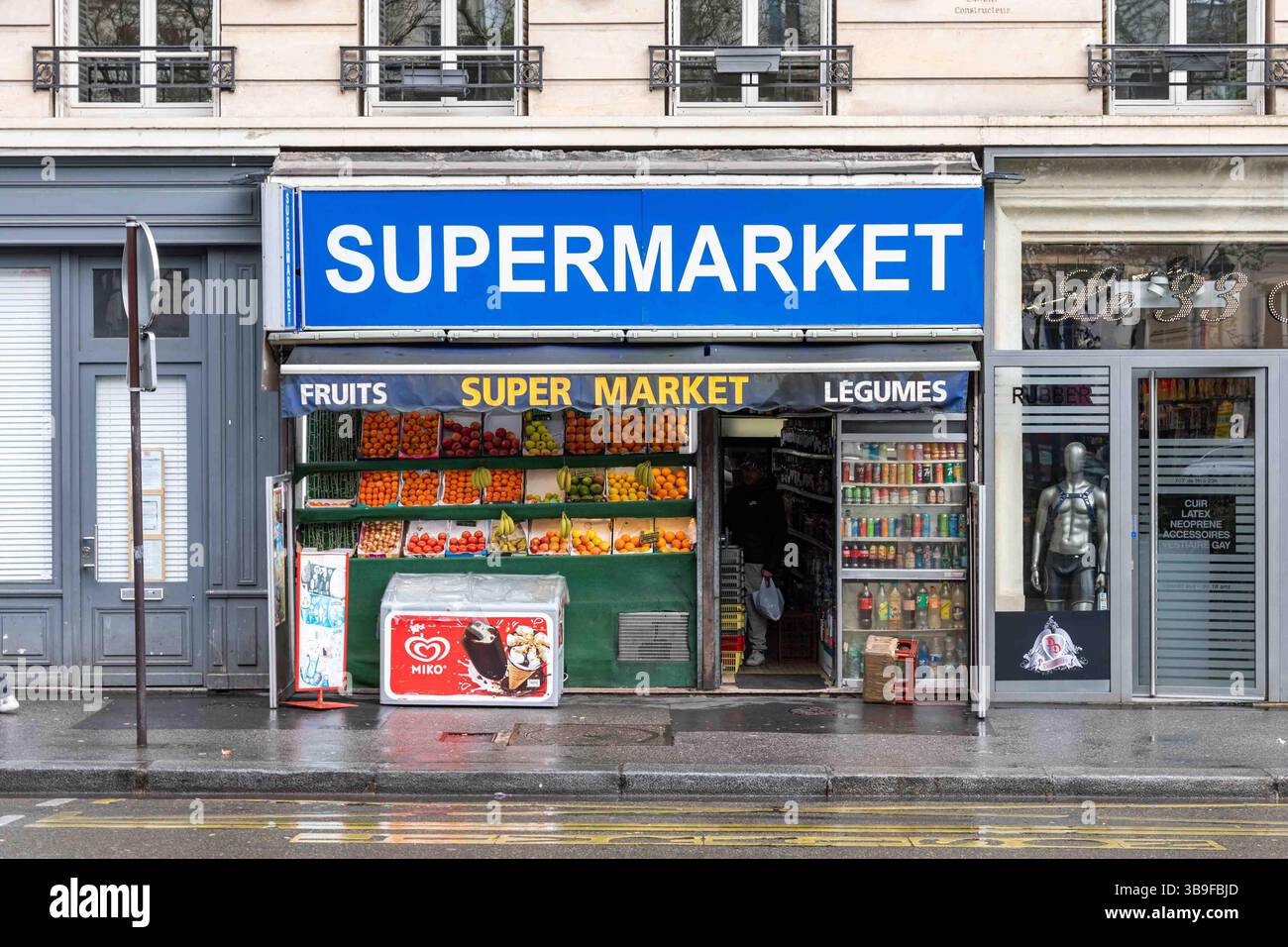 Supermercato 33, negozio di alimentari al 33 di Boulevard de Clichy, nel quartiere Montmartre di Parigi, Francia Foto Stock