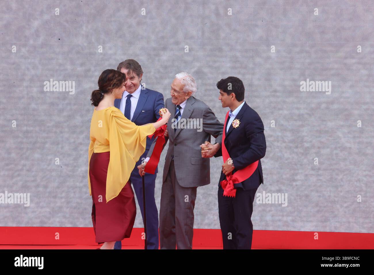 Madrid, 2 maggio 2025. La cerimonia di premiazione della medaglia del 2 maggio, giornata CAM, si è tenuta presso la sede della Comunità di Madrid, presieduta da Isabel Díaz Ayuso. Foto: Jaime García. ARCHDC. Crediti: Album / Archivo ABC / Jaime García Foto Stock
