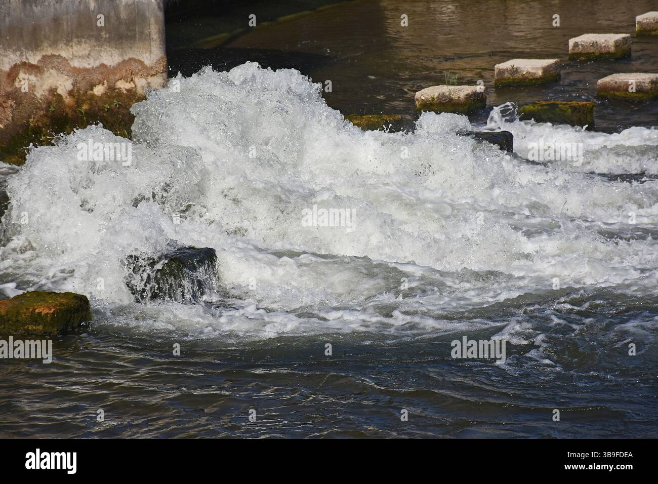 Acqua bollente in una diga Foto Stock