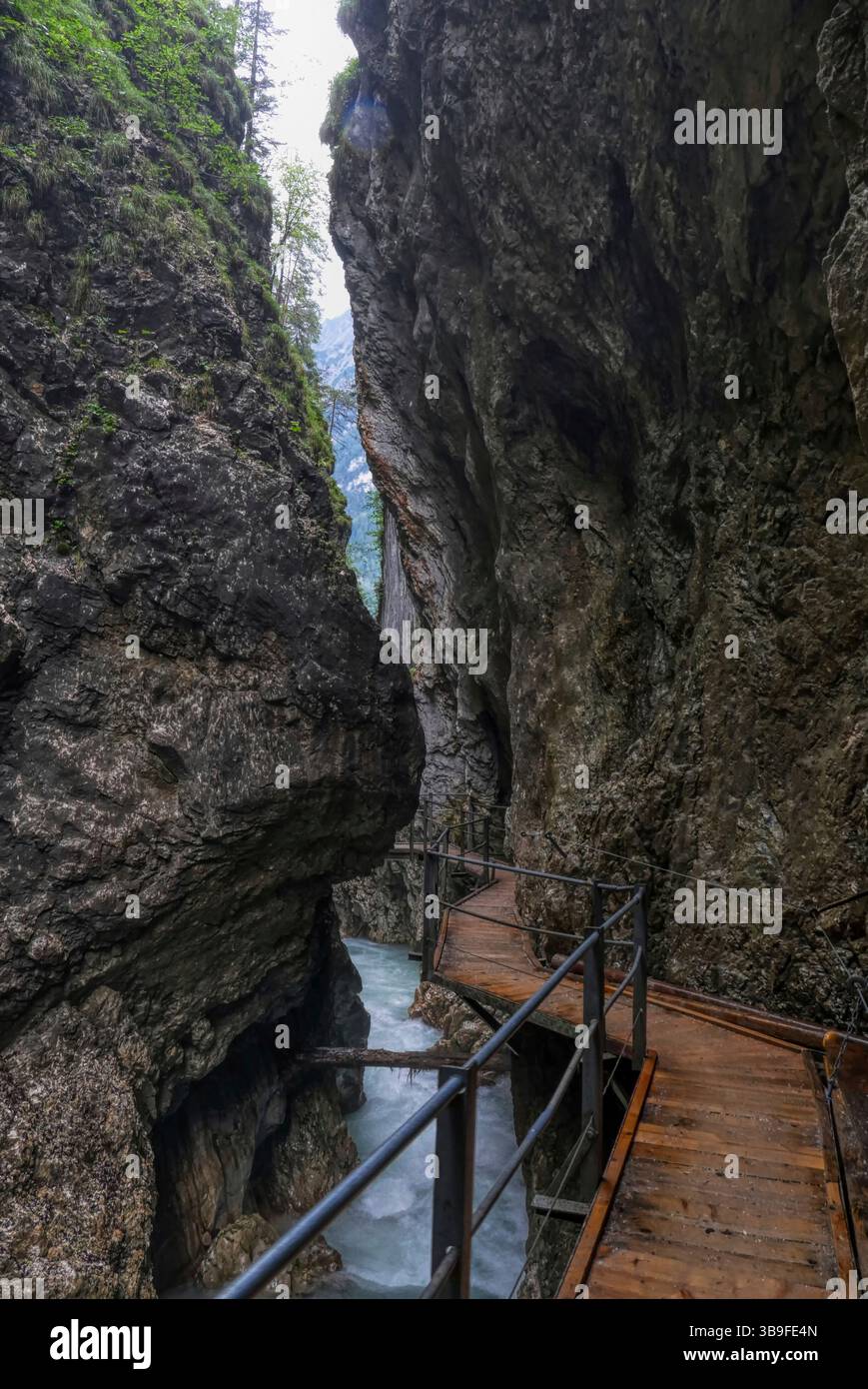 Passerella e rocce nella Leutascher Ache vicino a Mittenwald Foto Stock