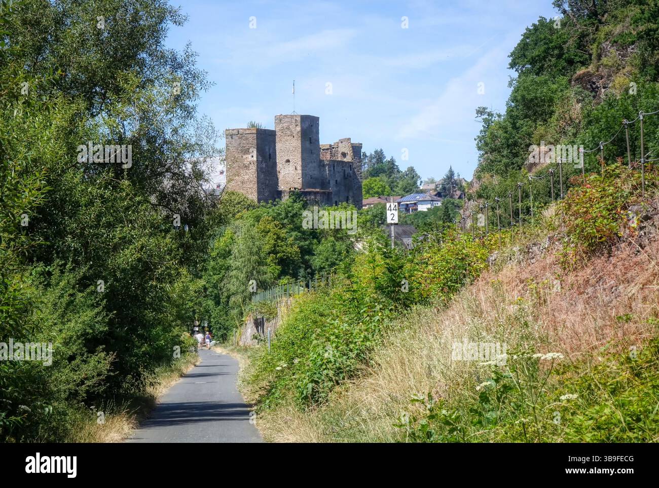 Sentiero escursionistico lungo il Lahn e lo storico castello di Runkel Foto Stock