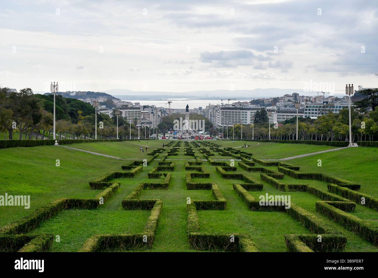 Il Parque Eduardo VII è il più grande parco urbano di Lisbona, rinomato per le sue caratteristiche siepi geometriche, le ampie vedute della città e del fiume Tago e la posizione centrale. Crediti: Duncan Thomas/Majestic Media. Foto Stock