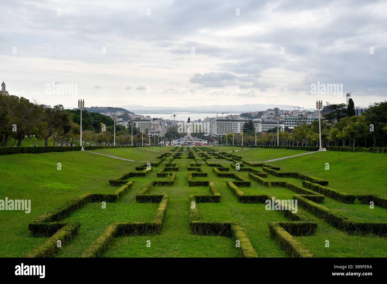 Il Parque Eduardo VII è il più grande parco urbano di Lisbona, rinomato per le sue caratteristiche siepi geometriche, le ampie vedute della città e del fiume Tago e la posizione centrale. Crediti: Duncan Thomas/Majestic Media. Foto Stock