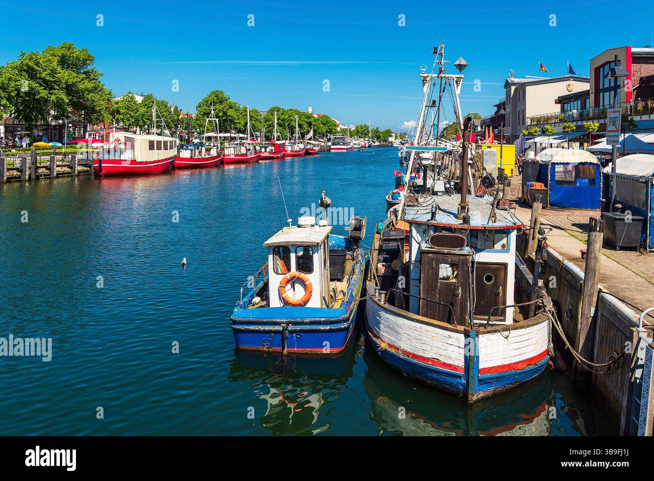 Vista del fiume Vecchio con tagliente da pesca a Warnemünde, Germania Foto Stock