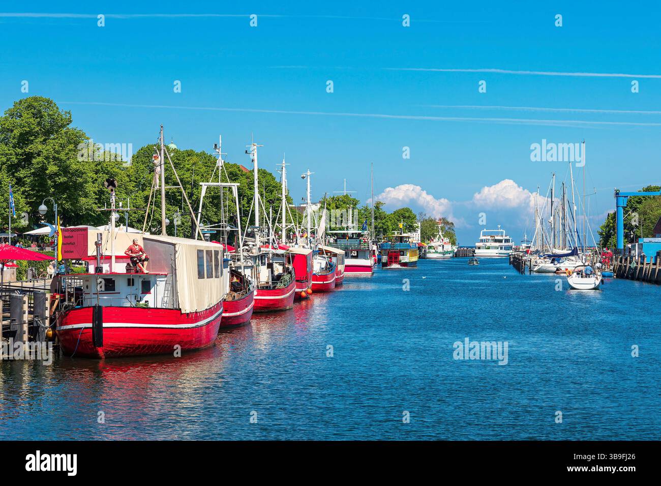 Vista sul fiume Vecchio con tagliere da pesca a Warnemünde Foto Stock
