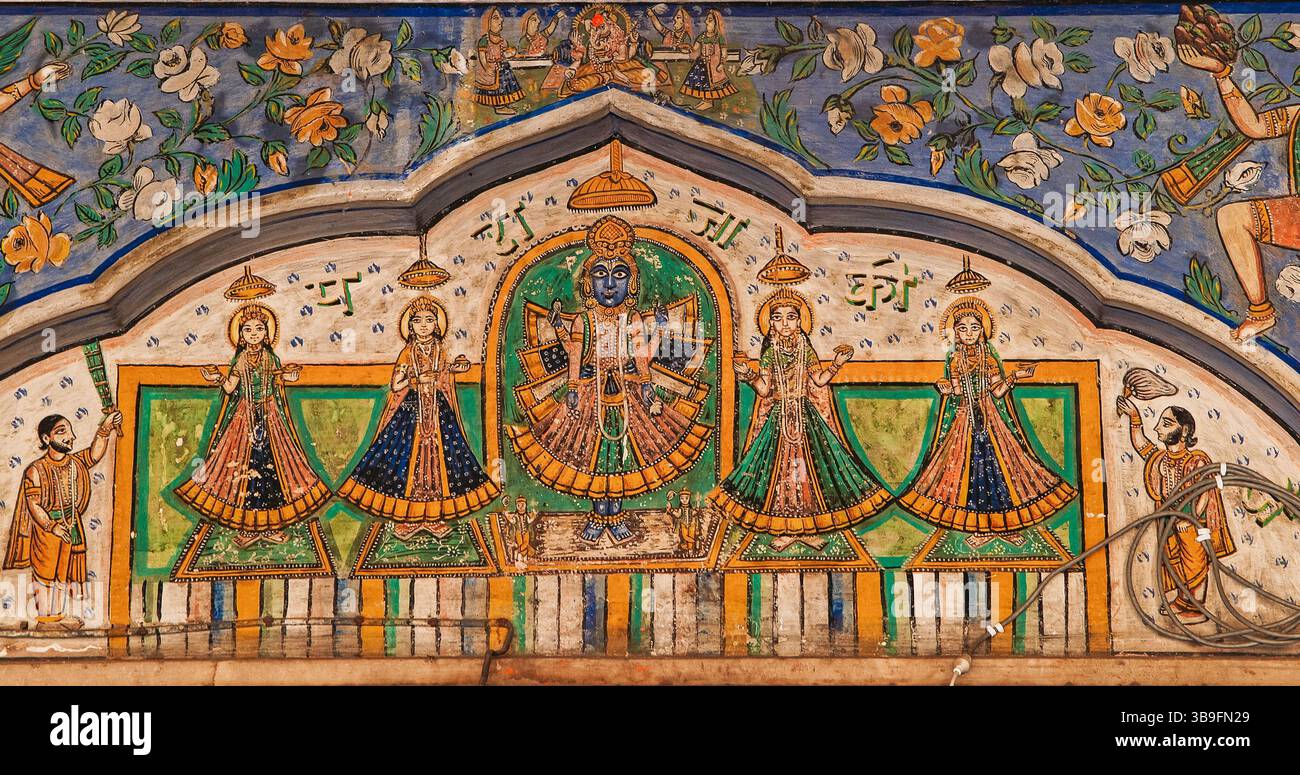 Pareti dipinte in vecchio stile. Affreschi sul muro del tempio Hanuman a Jaipur, India. I motivi religiosi della vita di Vishnu, noti anche come Narayana e Hari, ne sono uno Foto Stock