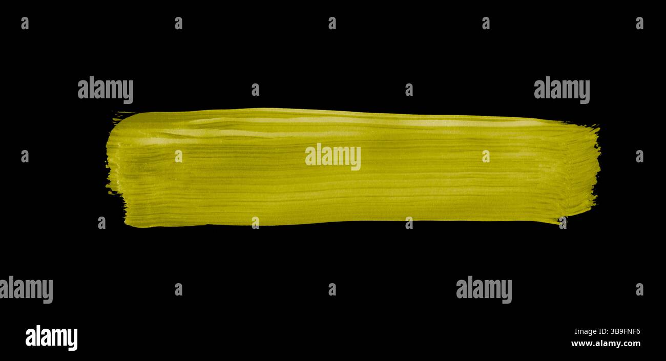 Striscia di pennellate dipinte rapidamente con colore giallo su sfondo nero Foto Stock