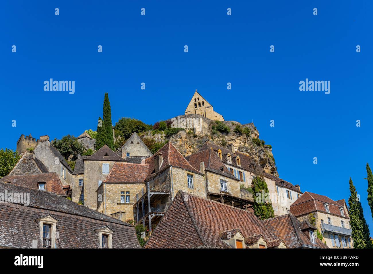 Il castello di Beynac, arroccato in cima alle affascinanti case in pietra di Beynac-et-Cazenac, offre una vista mozzafiato sul fiume Dordogna in Francia Foto Stock