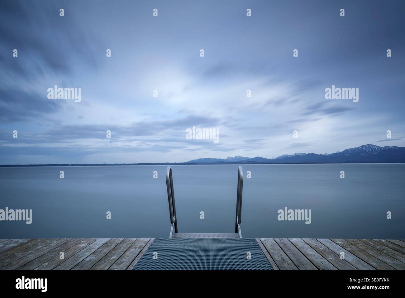Scaletta per nuotare nel Chiemsee con vista sulle montagne Foto Stock