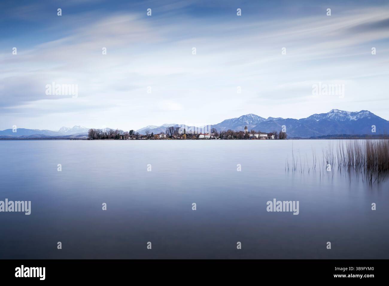 La Fraueninsel nel lago Chiemsee, in Baviera, con vista sulle montagne Foto Stock