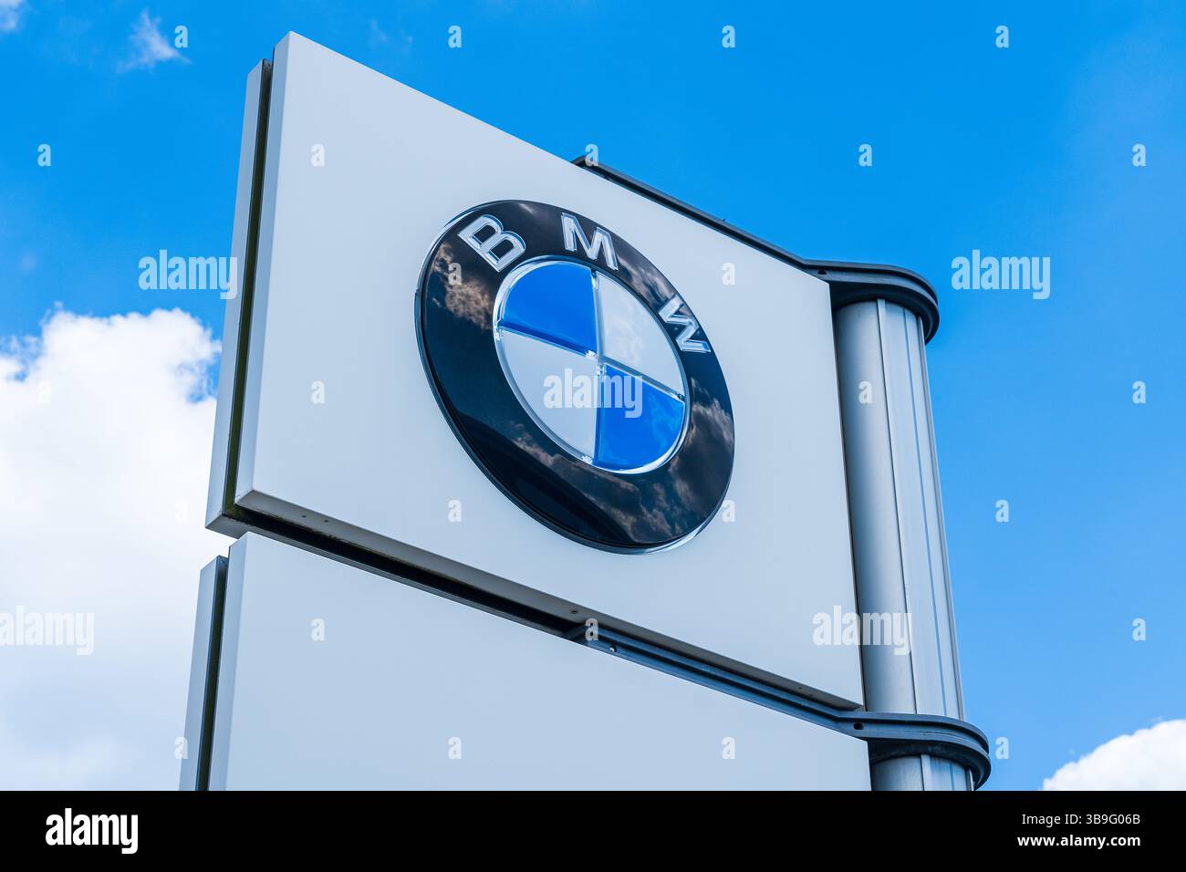 Wolverhampton, Regno Unito - 9 maggio 2025: Cartello BMW con logo e nome fuori dallo showroom di una concessionaria Foto Stock