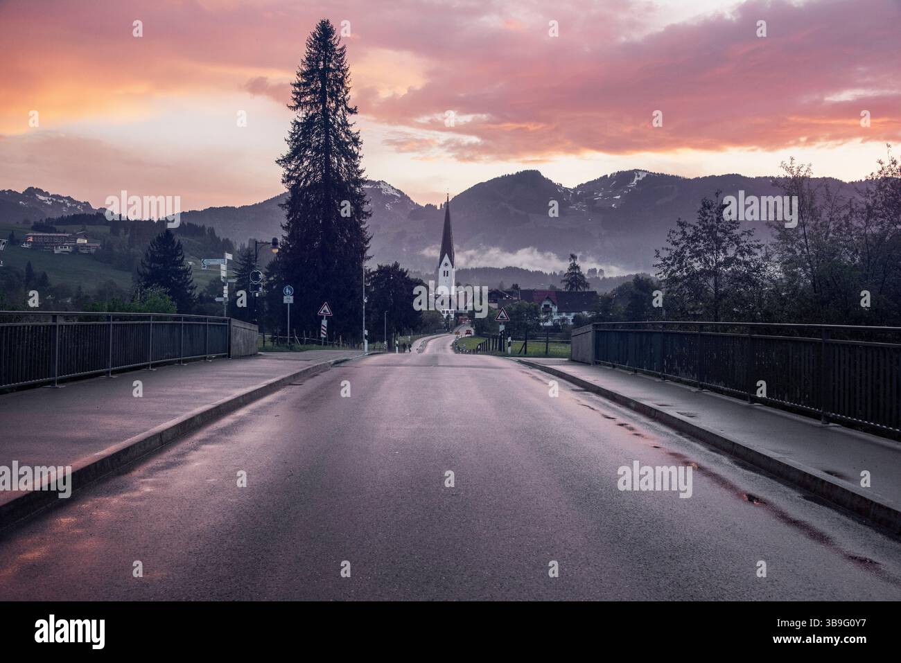 Atmosfera di tempesta. Fischen nel Allgäu, Baviera, Germania Foto Stock