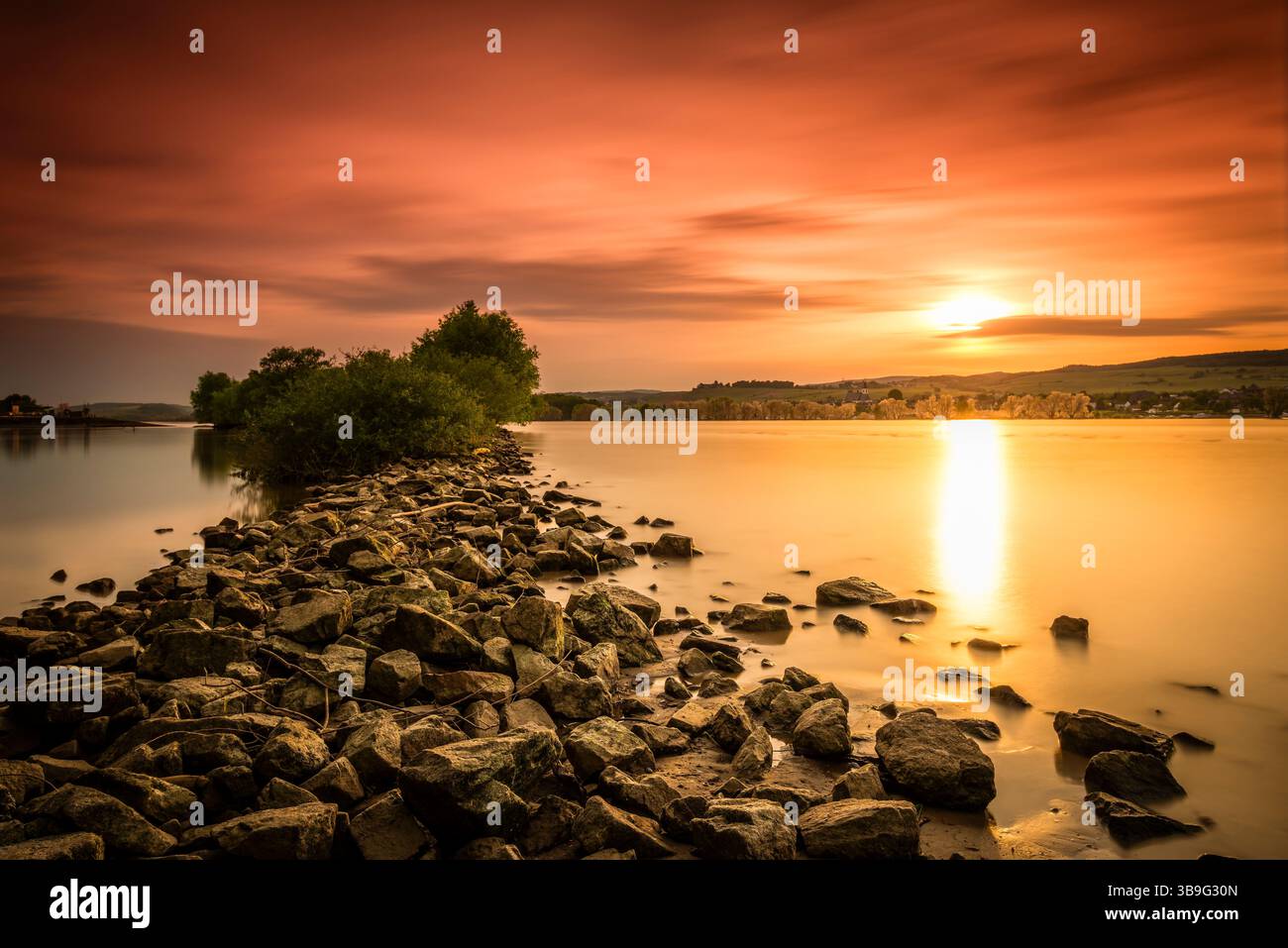 Un'isola mistica e misteriosa del Reno nell'Abrndrot, l'acqua del Reno è nebulosa, come il cotone assorbente, lunga esposizione, Foto Stock