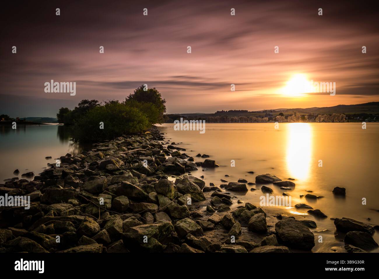 Un'isola mistica e misteriosa del Reno nell'Abrndrot, l'acqua del Reno è nebulosa, come il cotone assorbente, lunga esposizione, Foto Stock