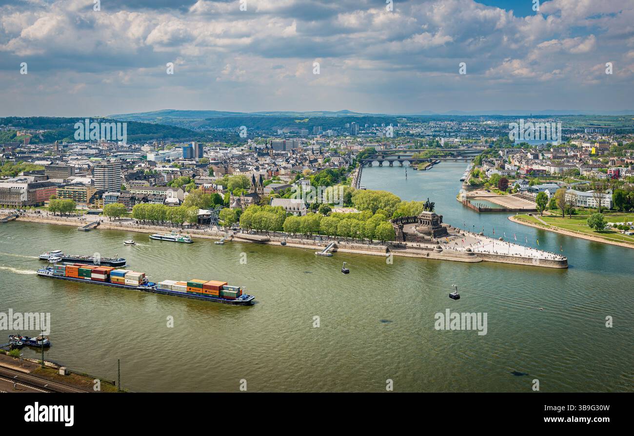 Deutsches Eck a Coblenza con il monumento del Kaiser Wilhelm, visto dalla fortezza di Ehrenbreitstein, con la funivia sul Reno in primo piano, Foto Stock