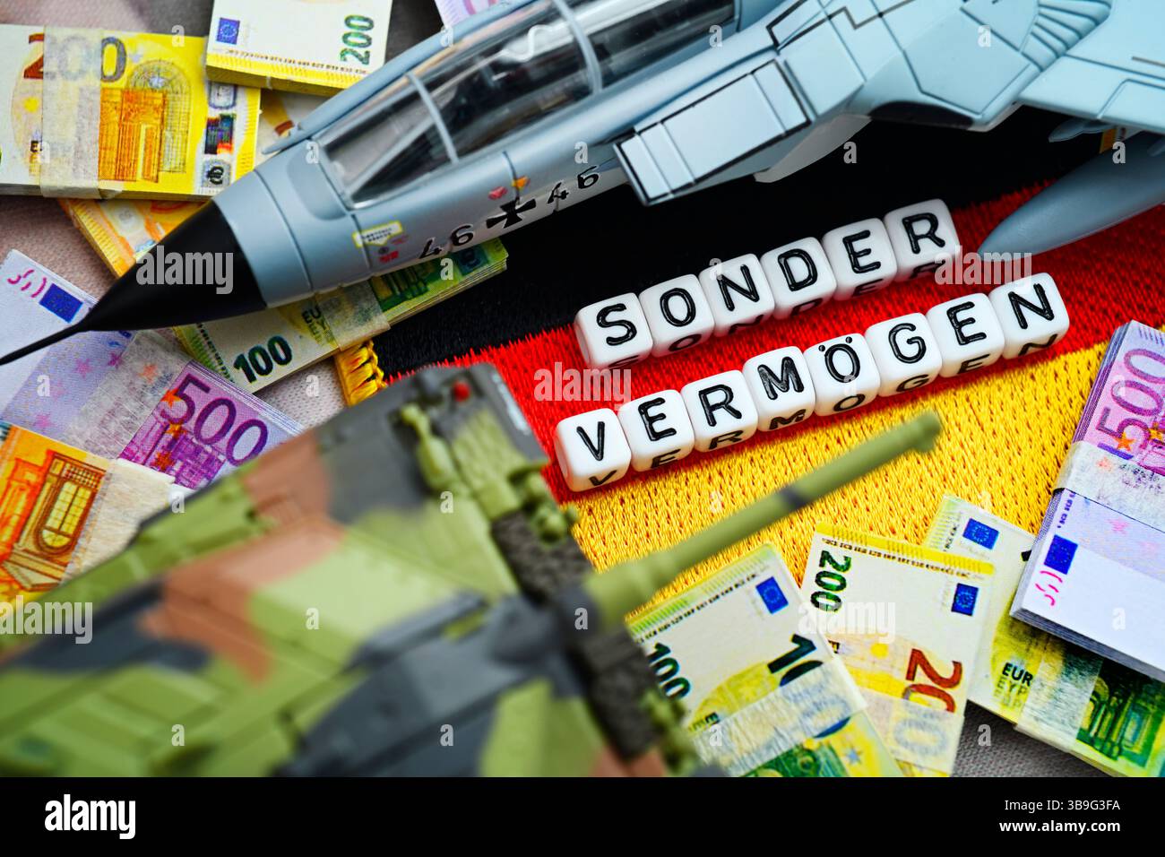 Bandiera tedesca con l'iscrizione Sondervermögen, banconote, carro armato e jet militare Foto Stock