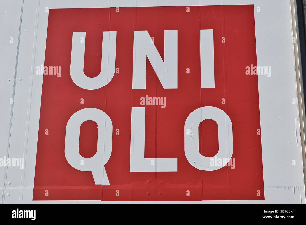 Primo piano del logo Uniqlo, con lettere bianche su un quadrato rosso su sfondo bianco a Liverpool, Regno Unito. Foto Stock