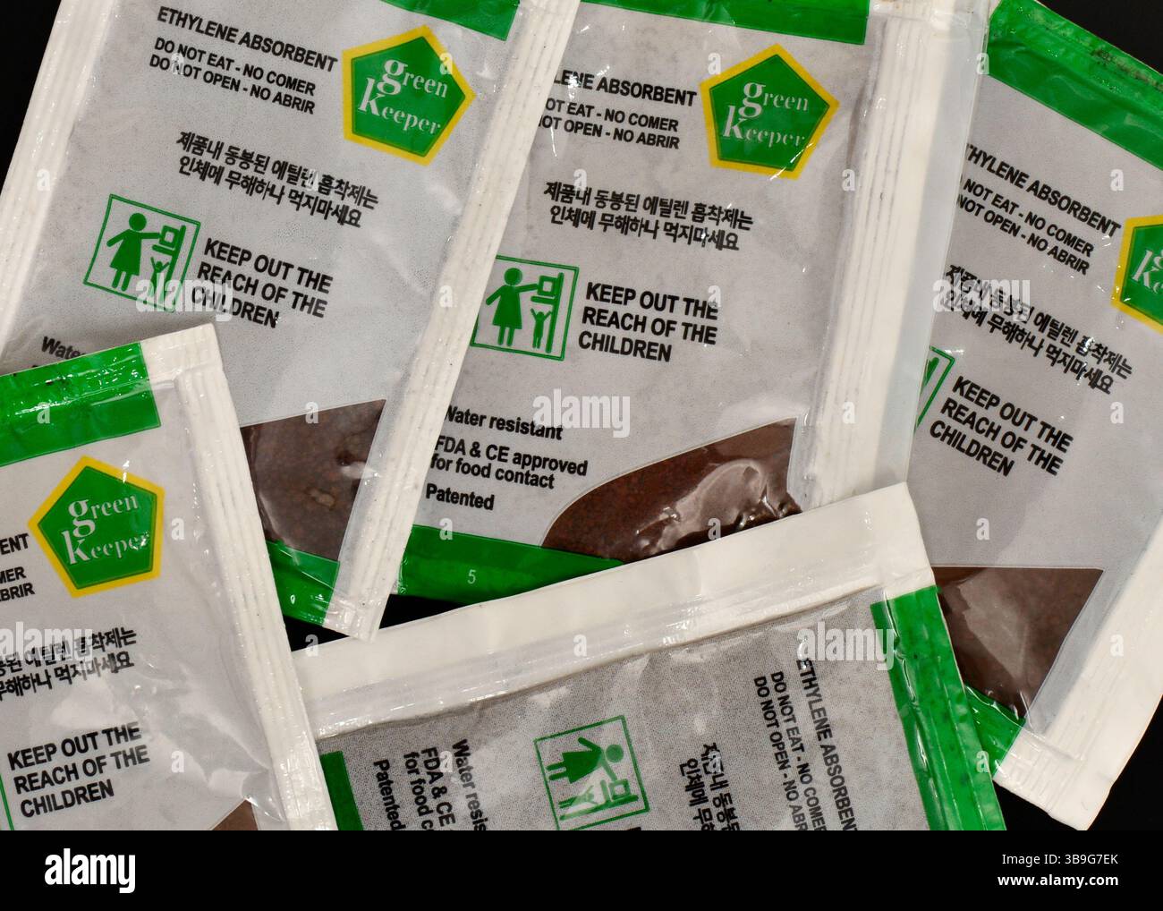 Confezioni di assorbitore di etilene utilizzate nelle confezioni di alimenti, etichettate con avvertenze sulla sicurezza dei bambini e precauzioni per la conservazione, approvate dalla FDA e CE Foto Stock