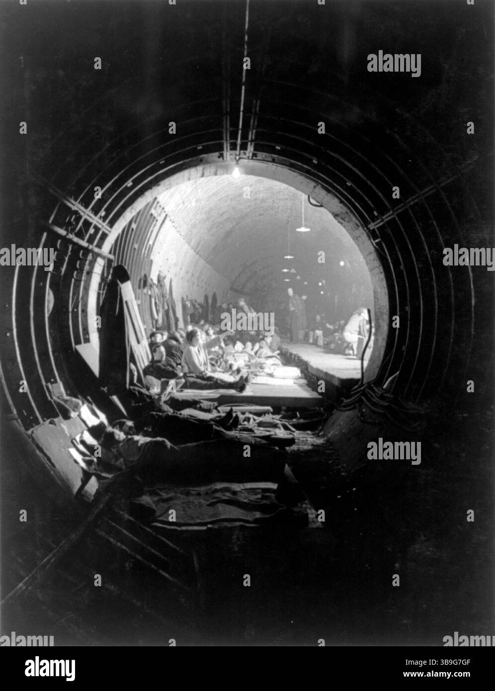 Guardando lungo il tunnel della metropolitana che e' stato trasformato in rifugio antiaereo. West End, Londra. Persone che si sistemano per dormire in una stazione della metropolitana di Londra durante i bombardamenti tedeschi della seconda guerra mondiale. Le stazioni della metropolitana erano molto profonde e di gran lunga il posto più sicuro per ripararsi dalle bombe. Foto Stock