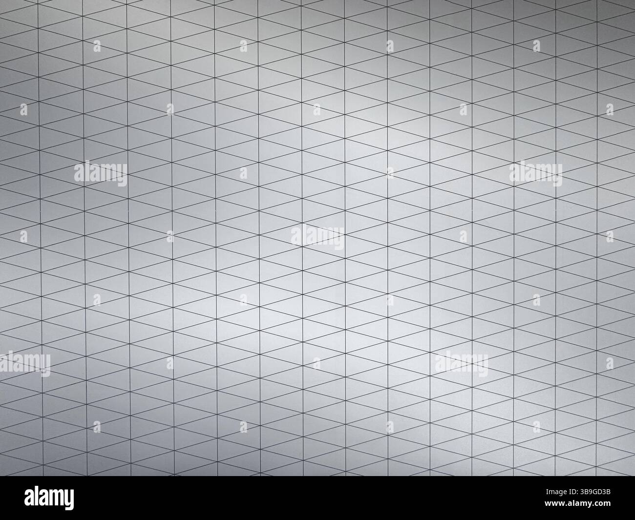 Layout geometrico con motivi triangolari interconnessi su una superficie metallica grigia. Il design mette in risalto la simmetria moderna e il minimalismo, suitab Foto Stock