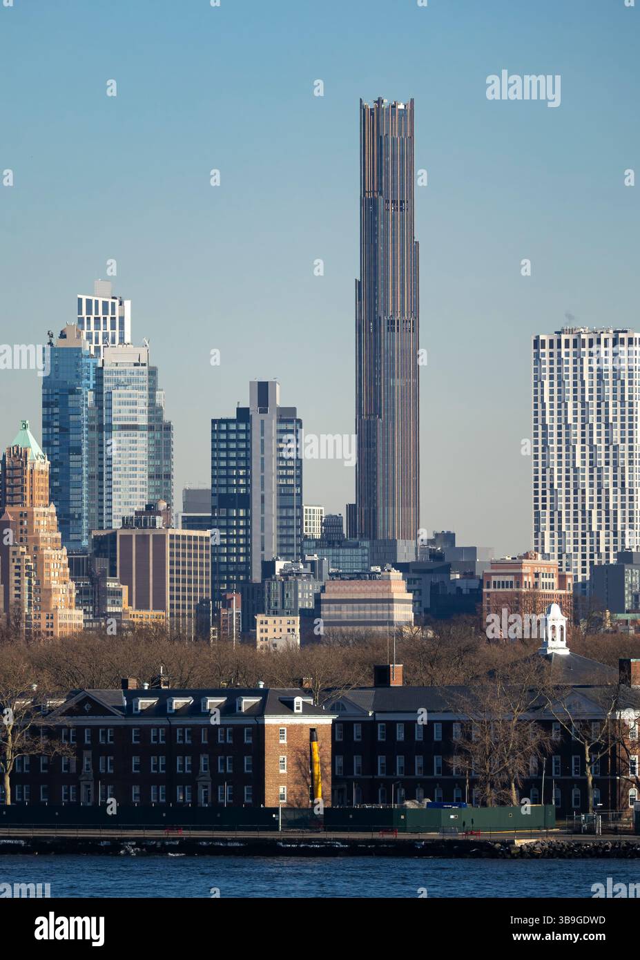 Un sorprendente contrasto tra i moderni grattacieli di New York City e gli edifici storici più antichi catturati lungo il lungomare, che mostrano diversi aspetti architettonici Foto Stock