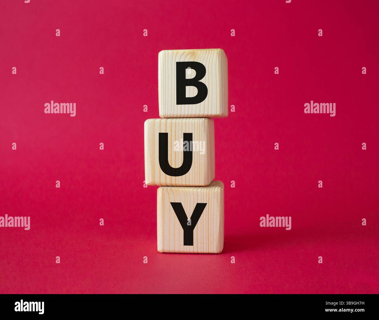 ACQUISTA Symbol. Concept Word BUY su blocchi di legno. Bellissimo sfondo rosso. Concetto di business e ACQUISTO. Copia spazio Foto Stock