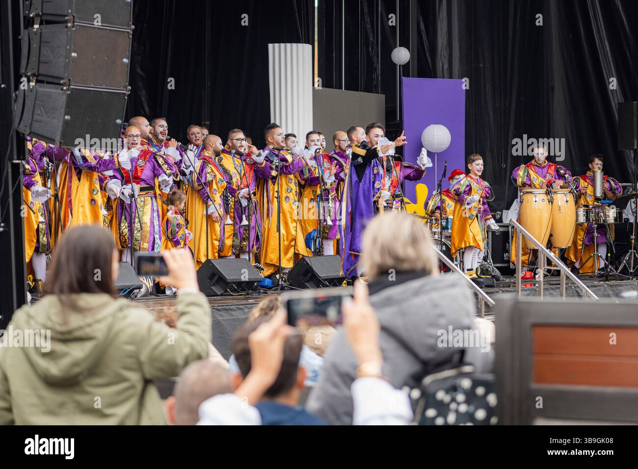Il gruppo musicale e carnevalesco Nietos de Sarymanchez durante una danza folcloristica e uno spettacolo musicale nella città di Teror a Gran Canaria. Il Carnevale gioca un ruolo importante nelle Isole Canarie. Foto Stock