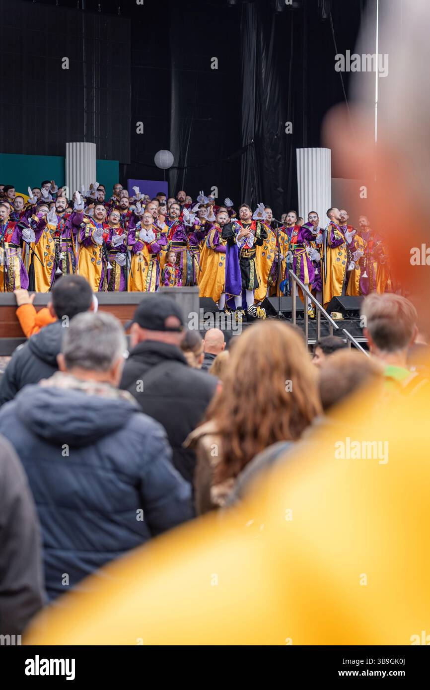 Il gruppo musicale e carnevalesco Nietos de Sarymanchez durante una danza folcloristica e uno spettacolo musicale nella città di Teror a Gran Canaria. Il Carnevale gioca un ruolo importante nelle Isole Canarie. Foto Stock