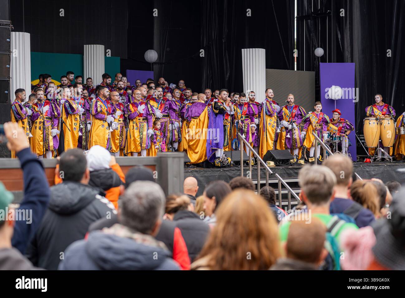 Il gruppo musicale e carnevalesco Nietos de Sarymanchez durante una danza folcloristica e uno spettacolo musicale nella città di Teror a Gran Canaria. Il Carnevale gioca un ruolo importante nelle Isole Canarie. Foto Stock